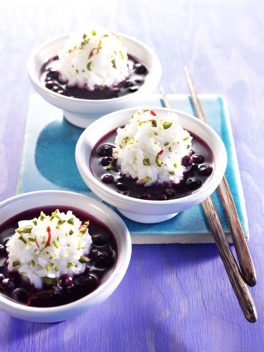 Sushi-Reis-Bällchen mit Blaubeer-Sauce