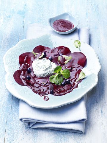 Rote Bete Carpaccio mit Blaubeervinaigrette