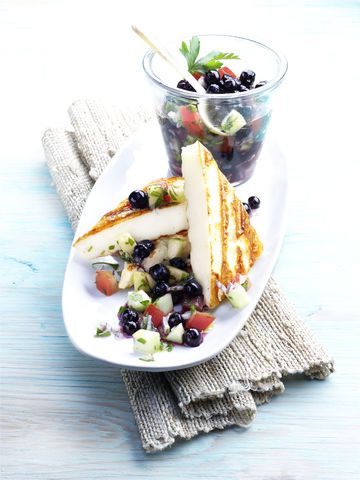 Halloumi mit Tomaten-Blaubeer-Salat