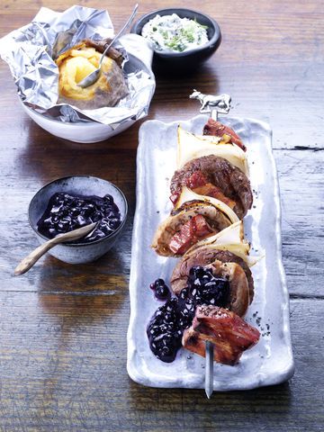 Fleischspieß mit Honig-Blaubeer-Sauce
