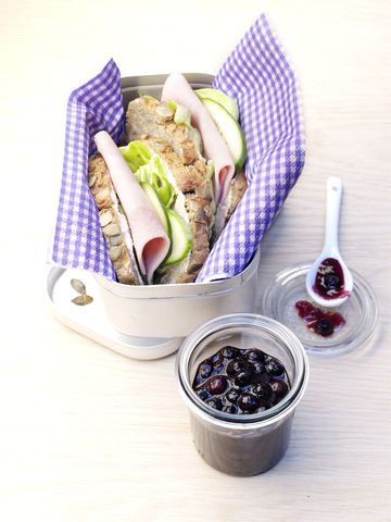 Schinken-Sandwich mit Blaubeer-Senf