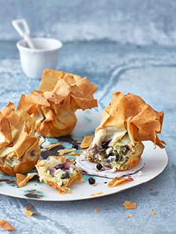 Filoteig-Päckchen mit Spinat-Feta-Blaubeer-Füllung