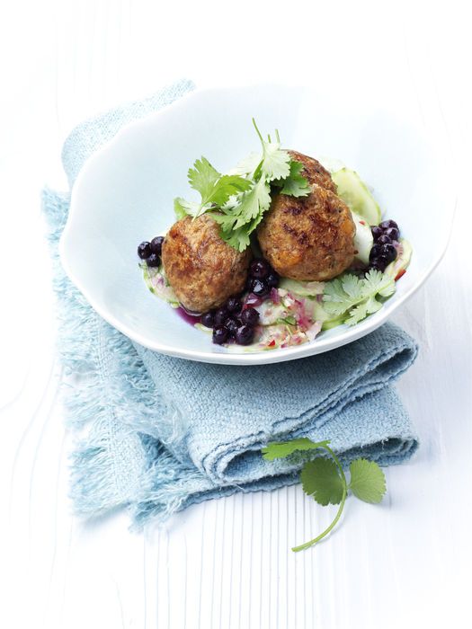 Frikadellen mit Blaubeer-Gurken-Salat