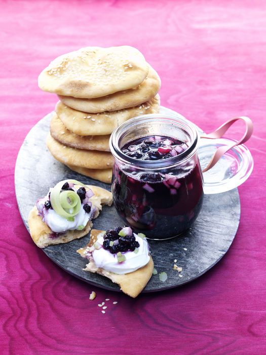 Mini-Naans mit Blaubeer-Birnen-Marmelade