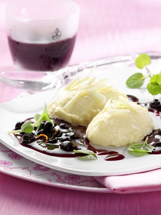 Schokomousse mit Amaretto-Blaubeer-Sauce