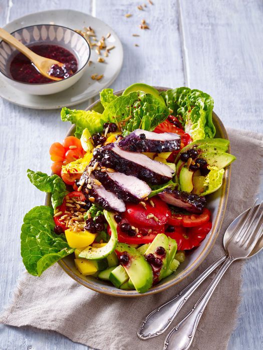 Bunter Salat mit glasiertem Hähnchen und wilden Blaubeeren