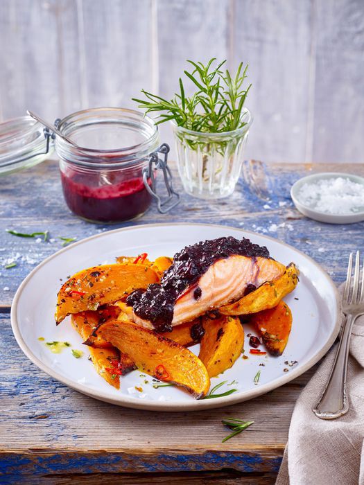 Wildlachsfilet mit Blaubeer-BBQ-Soße und Süßkartoffeln