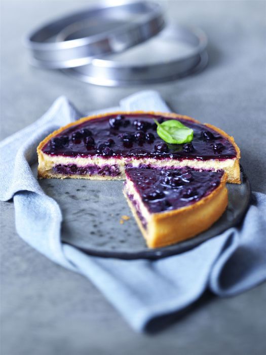 Blaubeer-Mandeltarte mit Basilikum-schmand