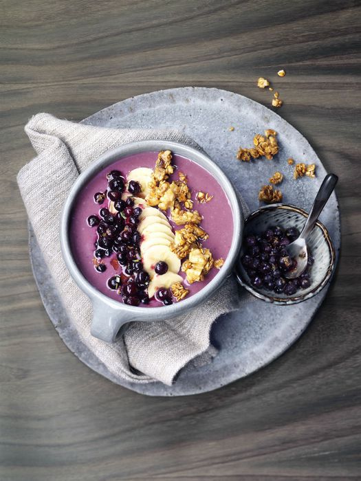 Blaubeer-Smoothie-Bowl mit Walnuss-Crunch