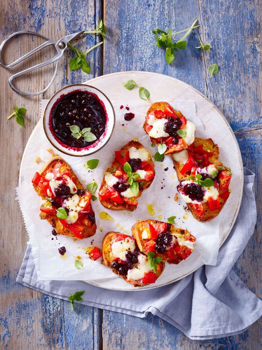 Überbackene Crostini mit wilden Blaubeeren