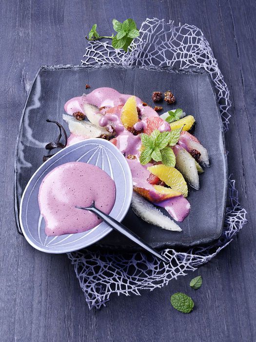 Zitrusfruchtsalat mit Blaubeer-Sabayon
