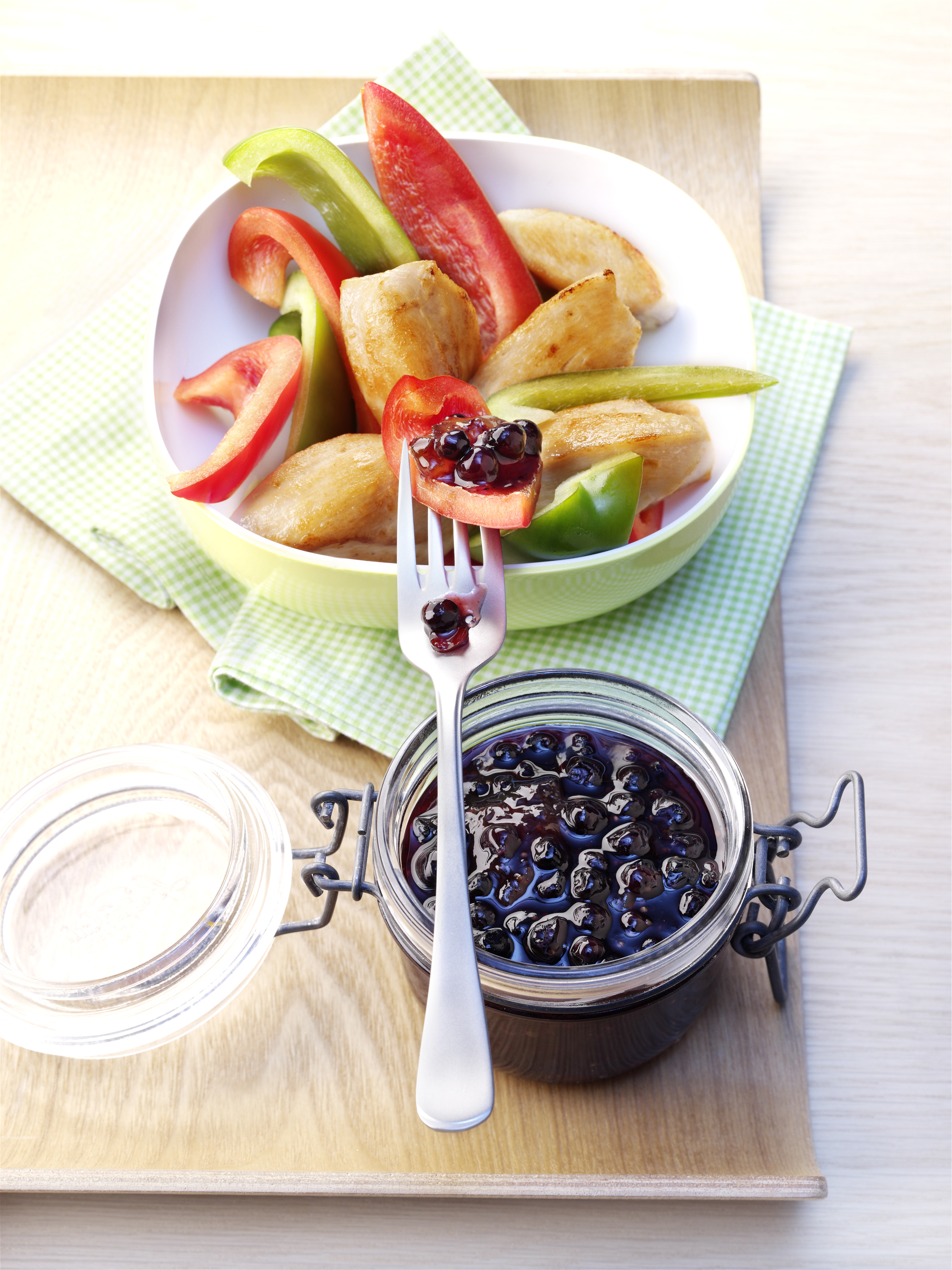 Hähnchen-Paprika-Fondue mit Blaubeer-Salsa