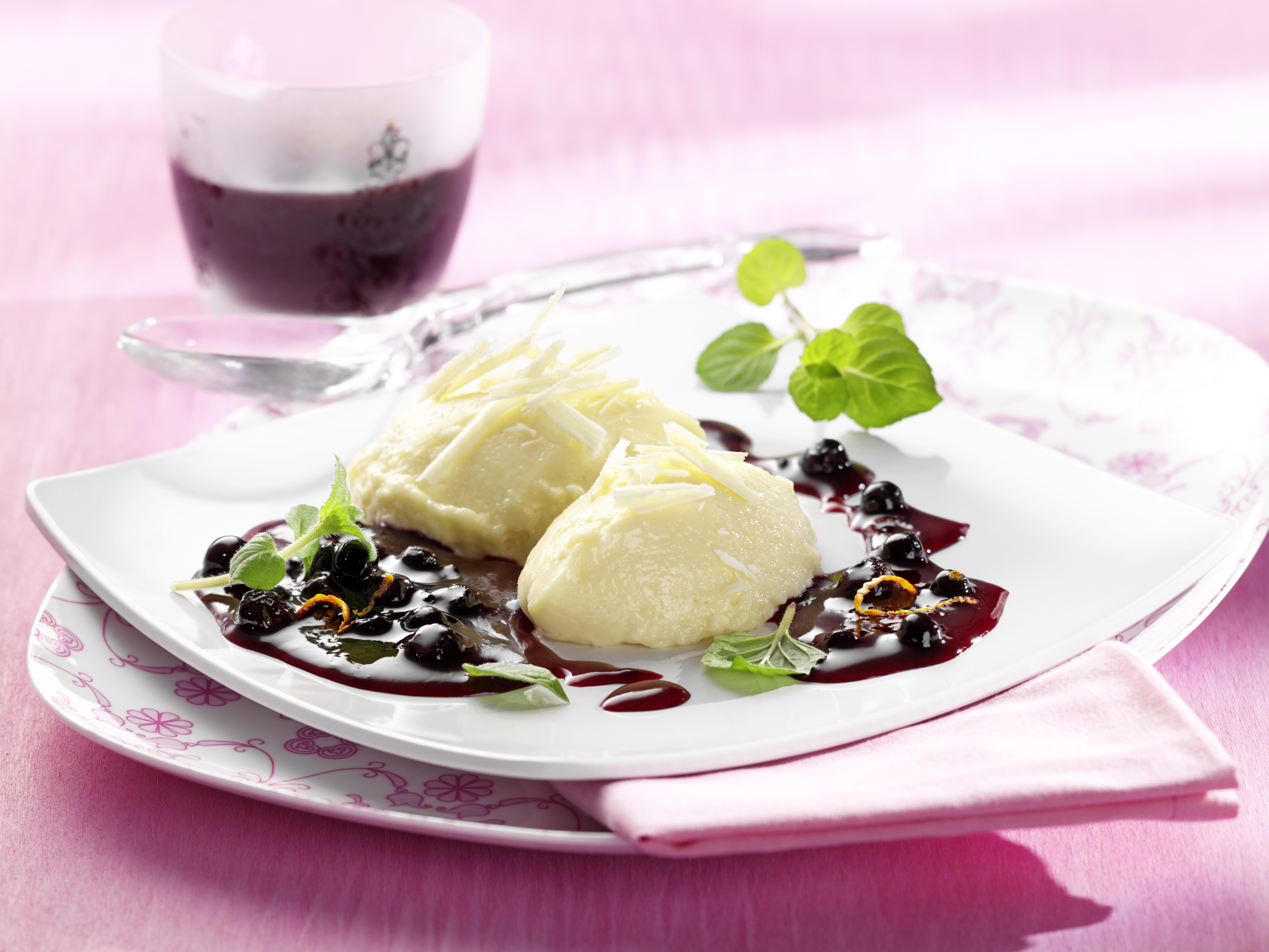 Schokomousse mit Amaretto-Blaubeer-Sauce