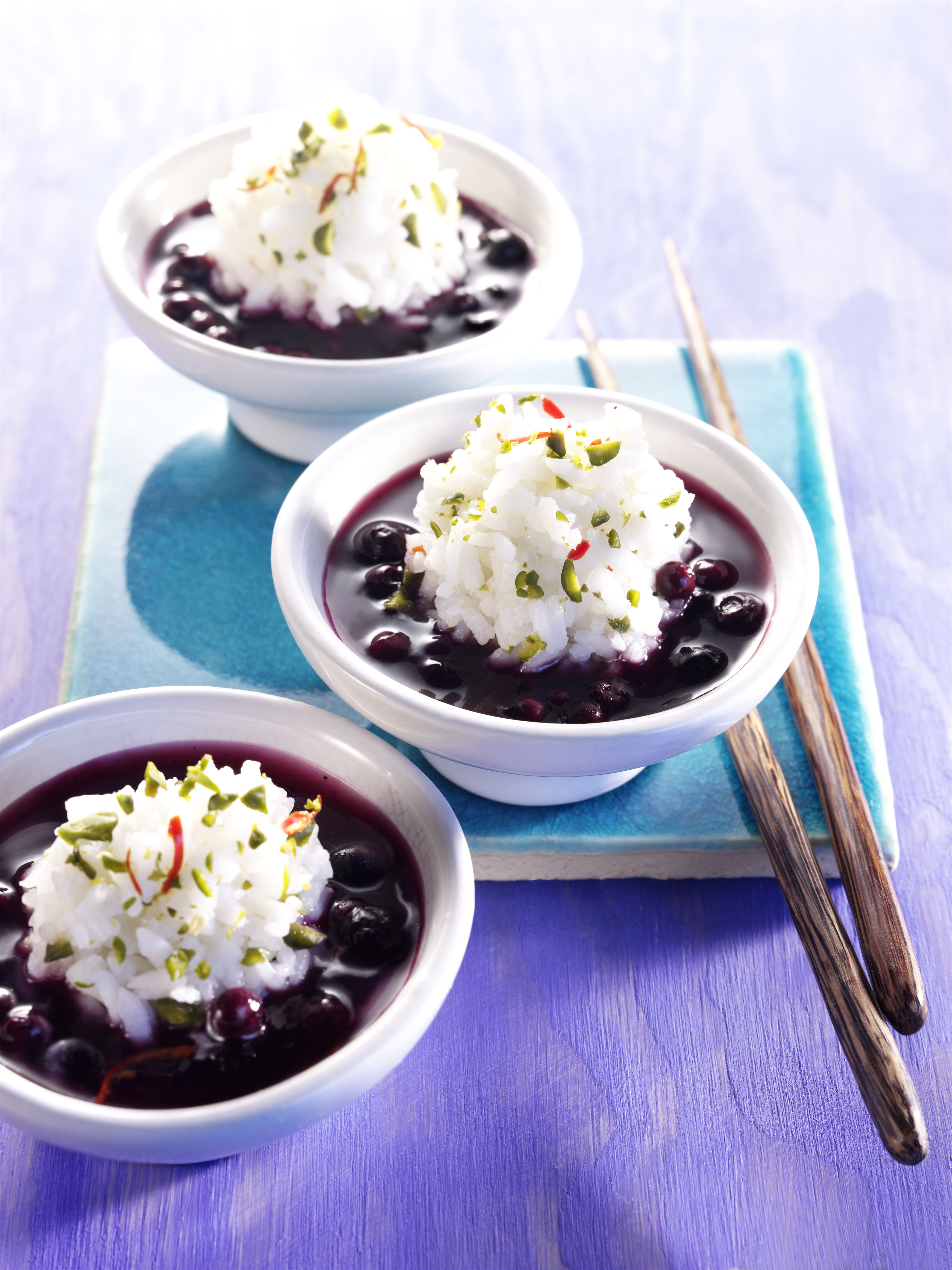 Sushi-Reis-Bällchen mit Blaubeer-Sauce
