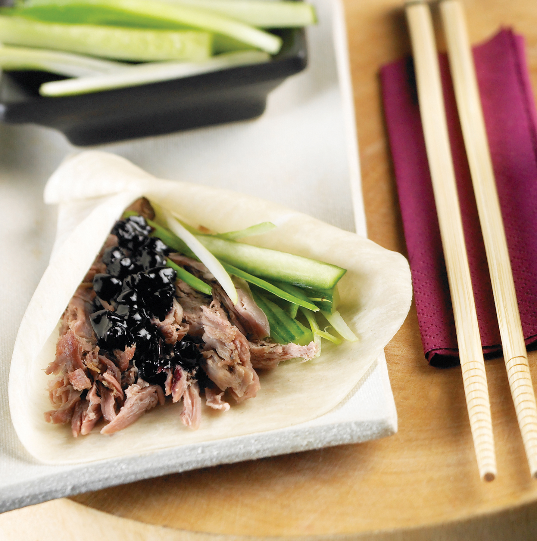 Szechuan-Ente im Reisblatt mit Blaubeer-Sauce