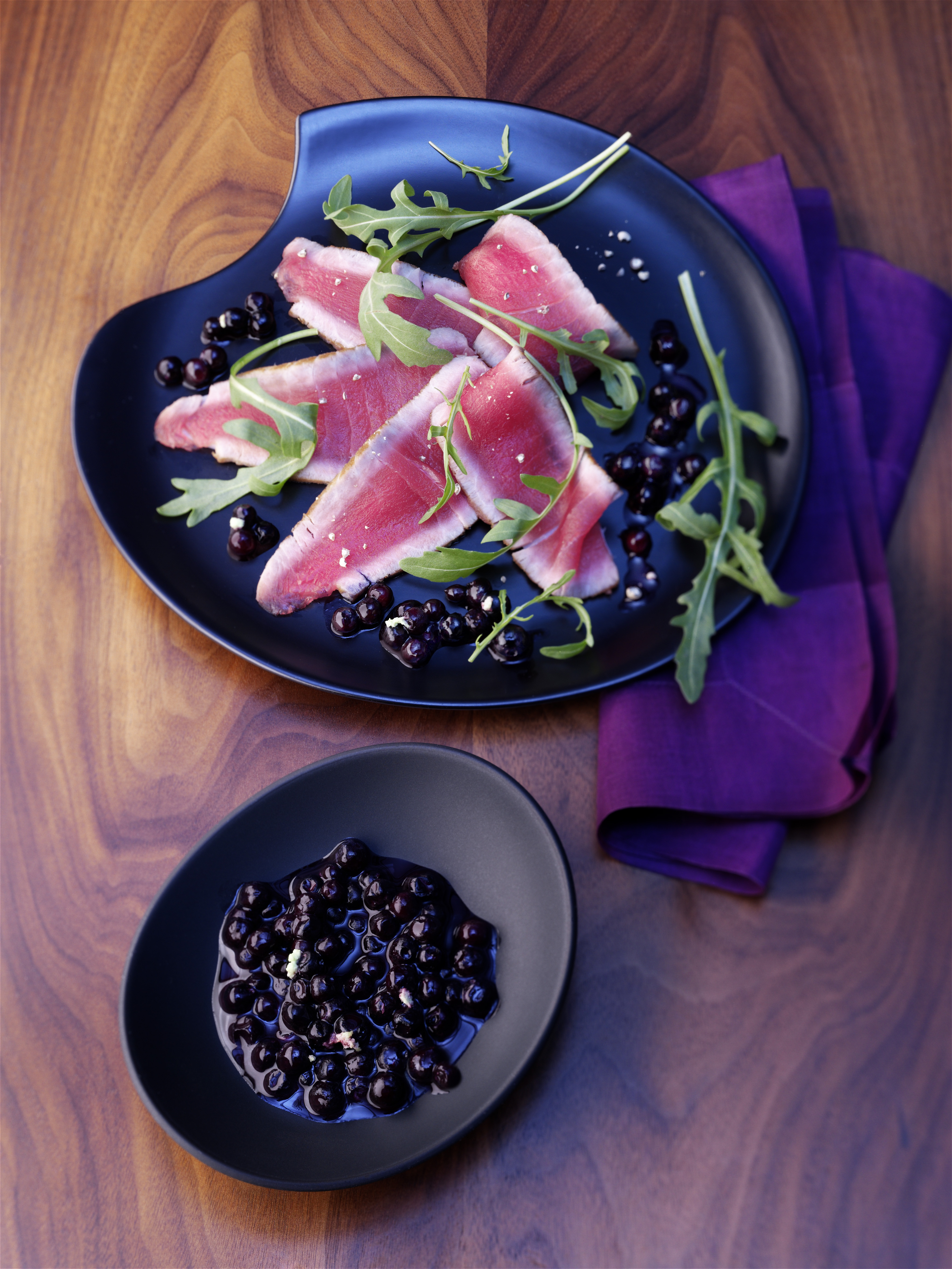 Thunfisch-Carpaccio mit Wasabi-Blaubeer-Sauce