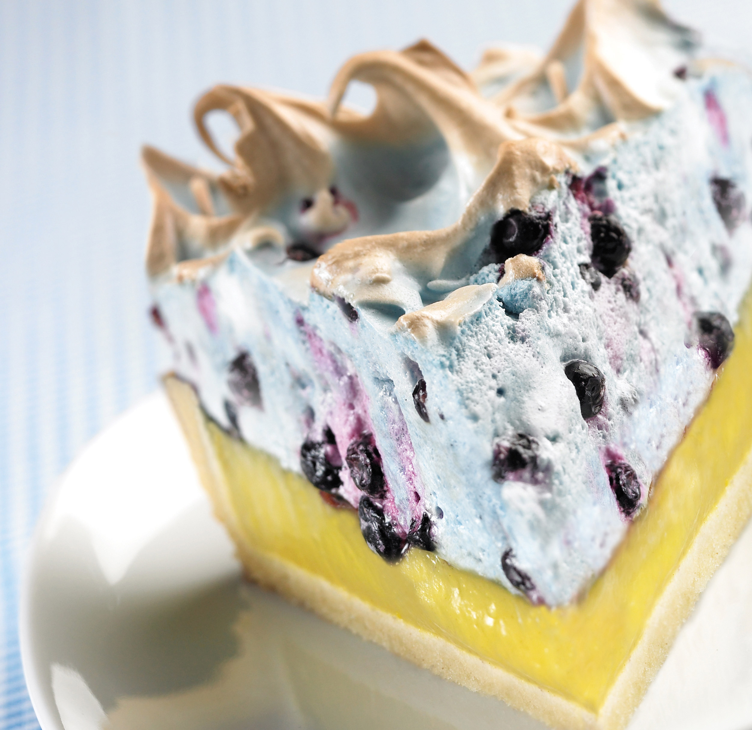 Zitronen-Baiser-Torte mit Blaubeeren