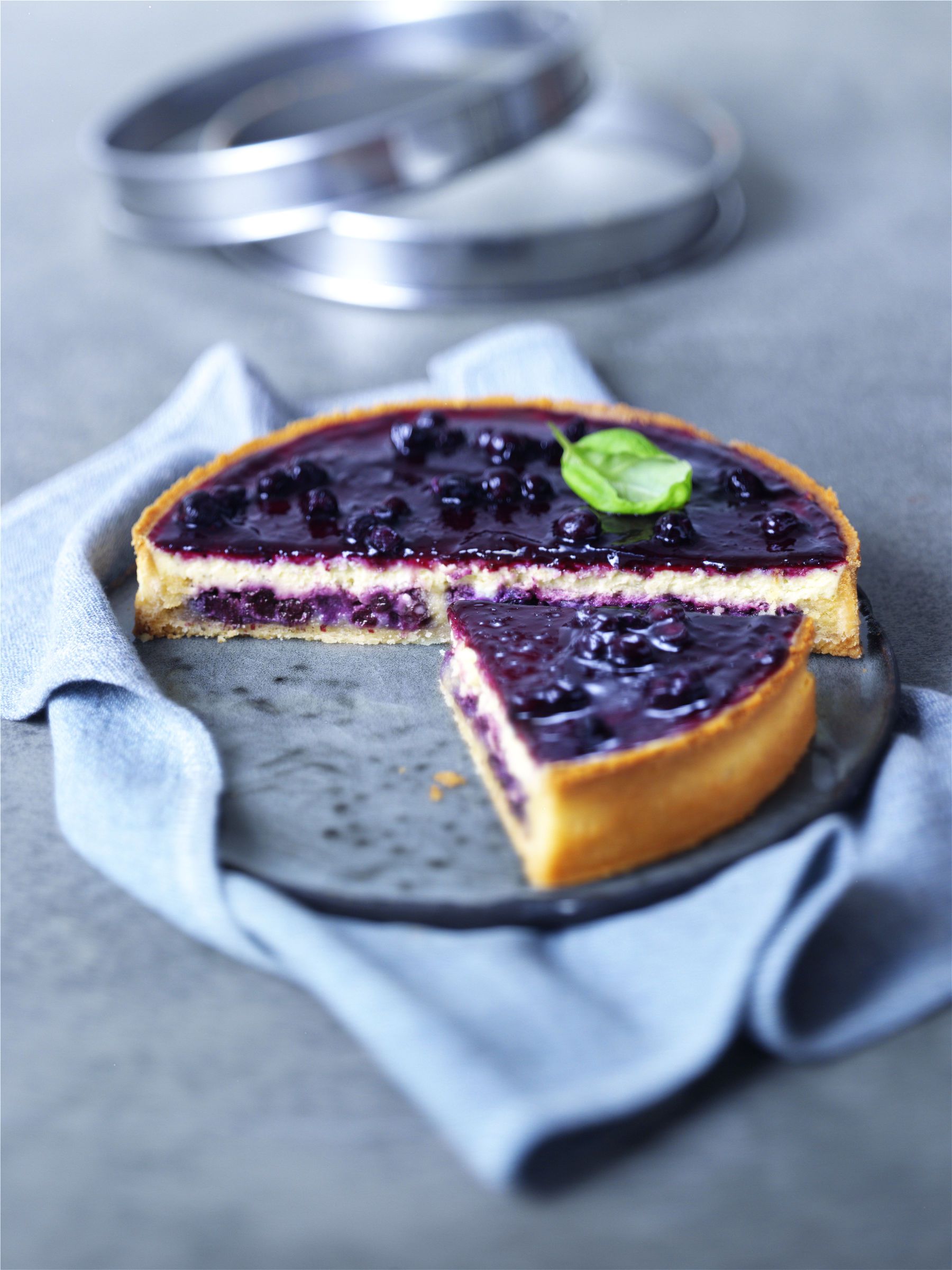 Wilde Blaubeer Mandeltarte mit Basilikum-schmand