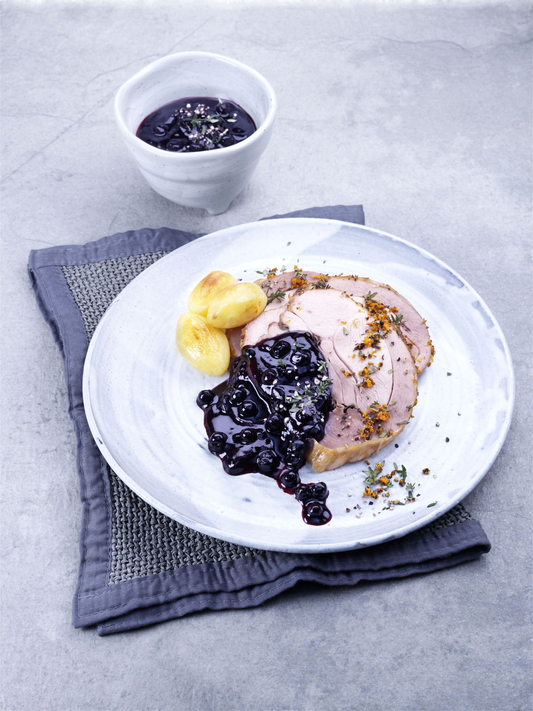 Putenoberkeule mit Zwiebel-Blaubeer-Sauce